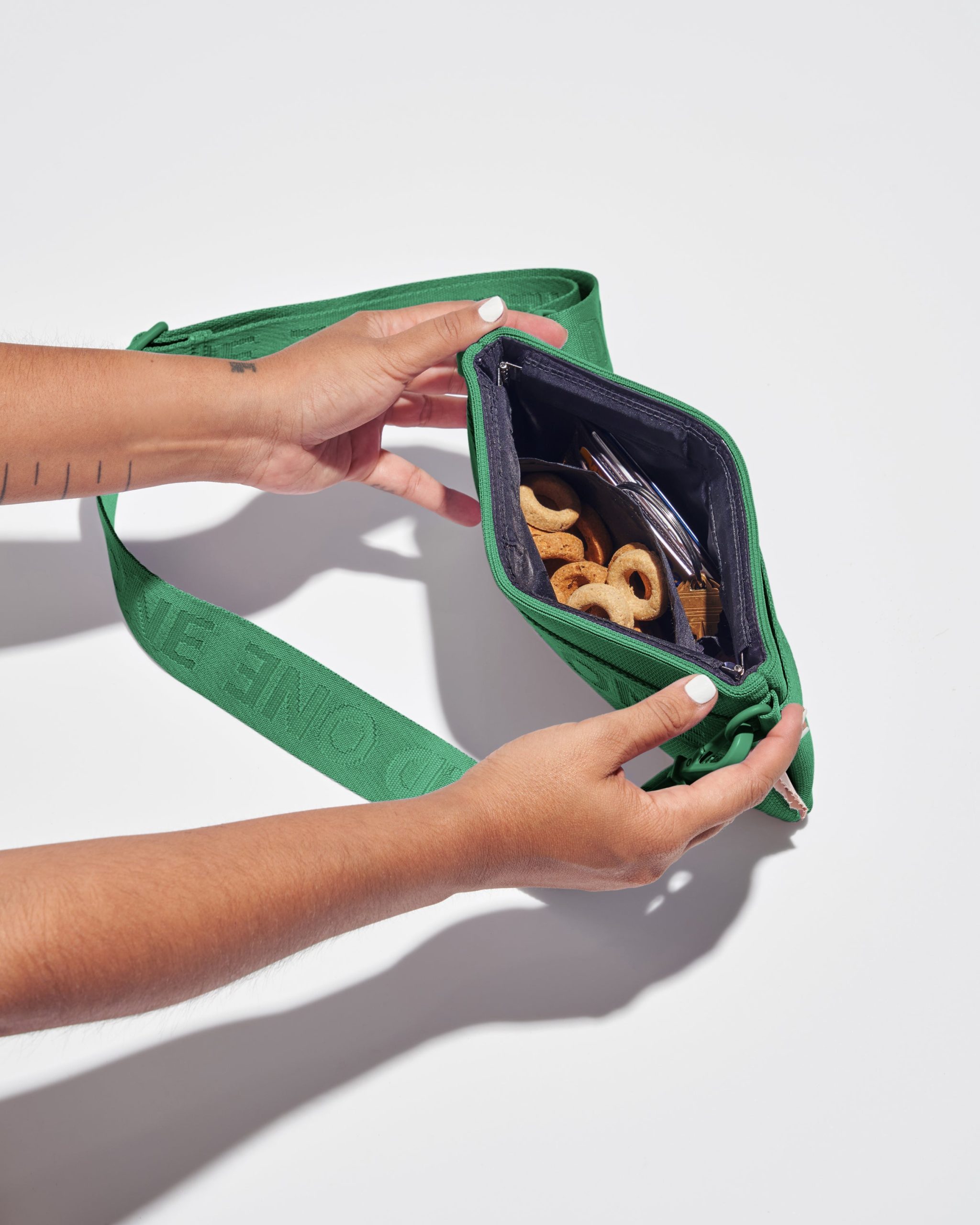 WO_VM_Studio_PDP_TreatPouch_Spruce_Function_Interior_01_4x5_Web.jpg