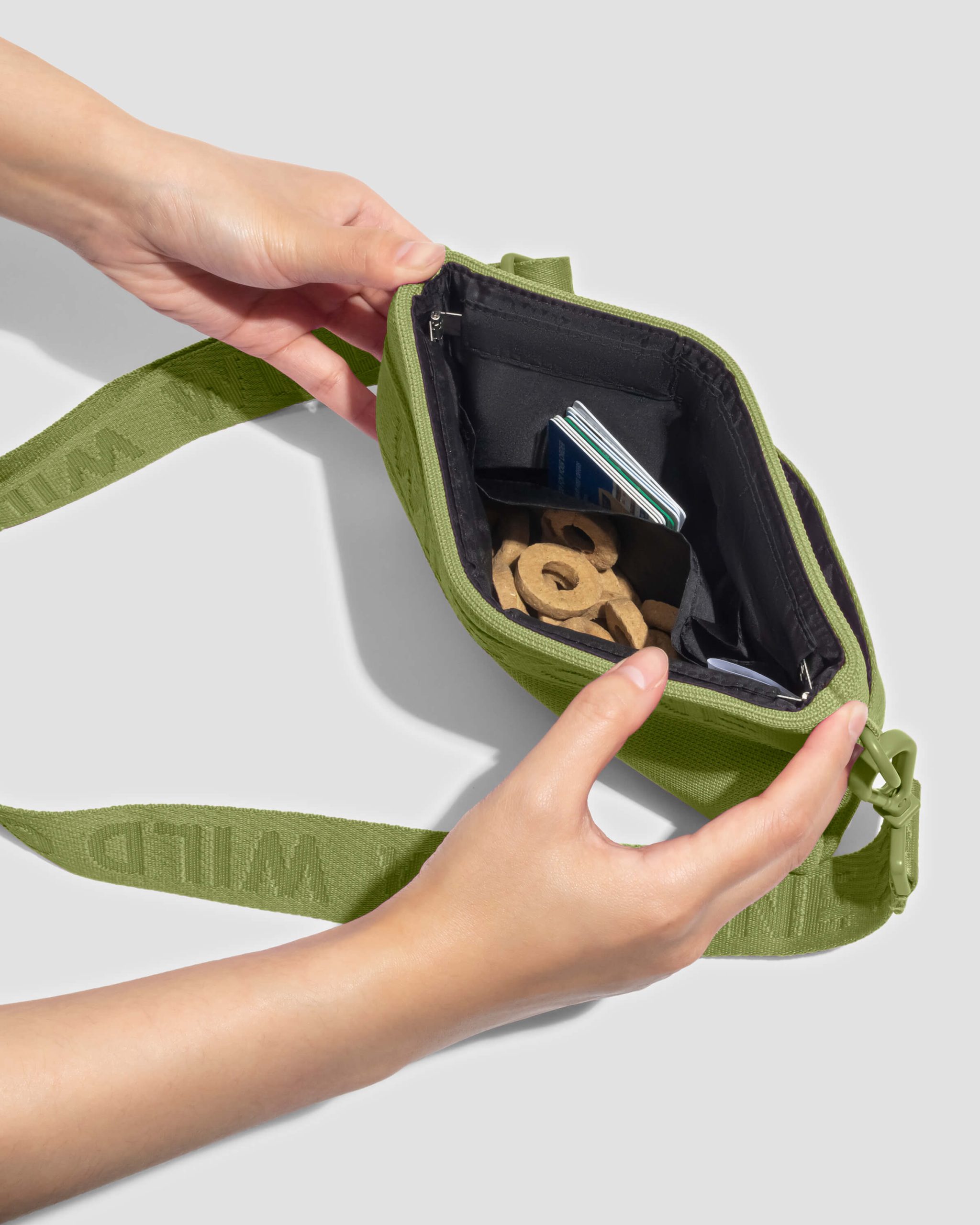 WO_VM_Studio_TreatPouch_Function_Interior_Moss_PDP_01_4x5_Web.jpg