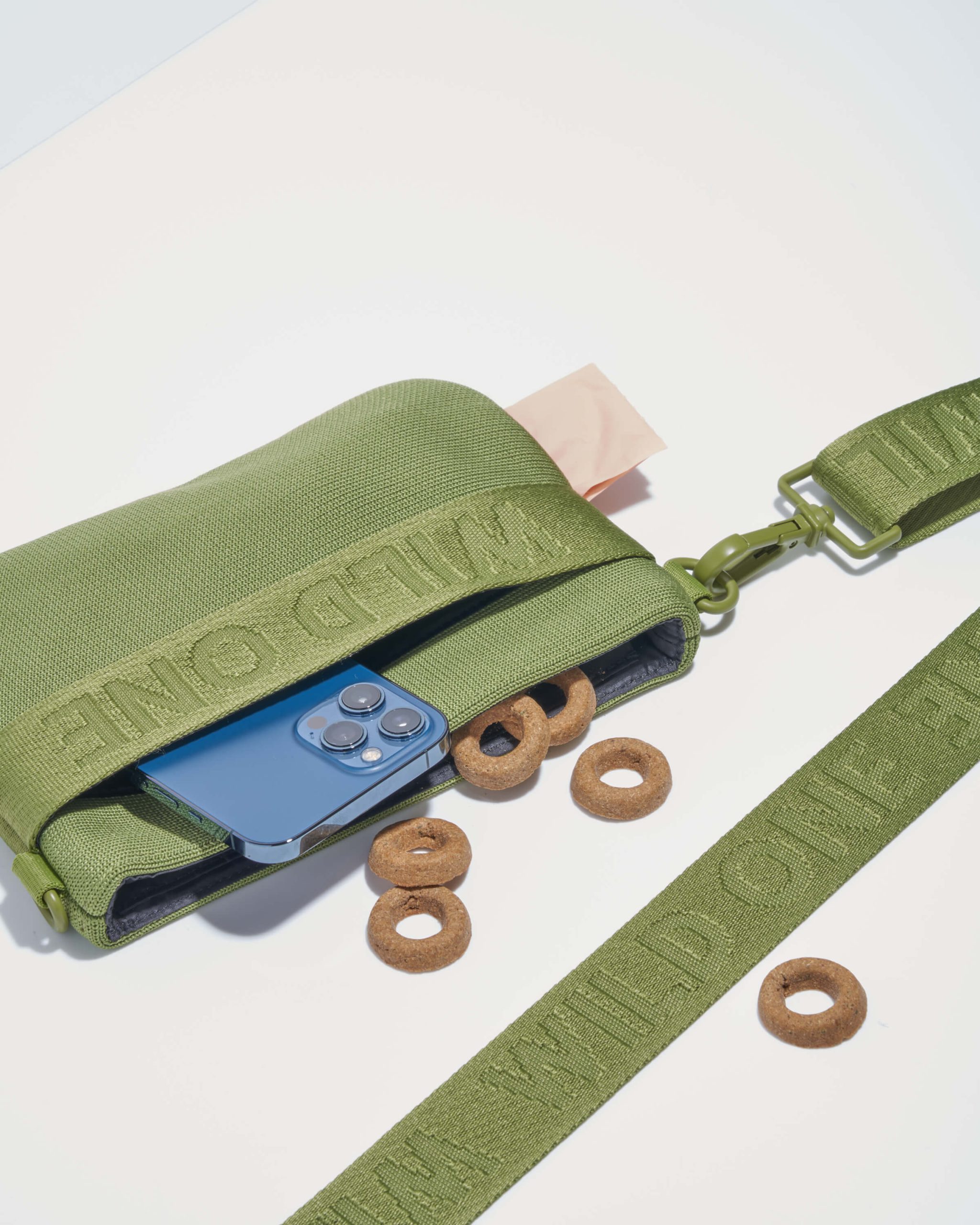 WO_VM_TreatPouch_Moss_PDP_02_4x5_Web.jpg