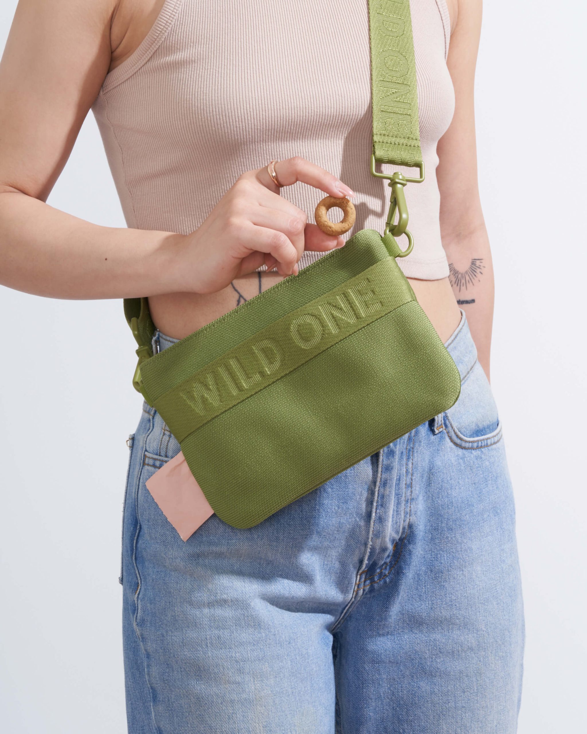WO_VM_TreatPouch_Moss_PDP_04_4x5_Web.jpg