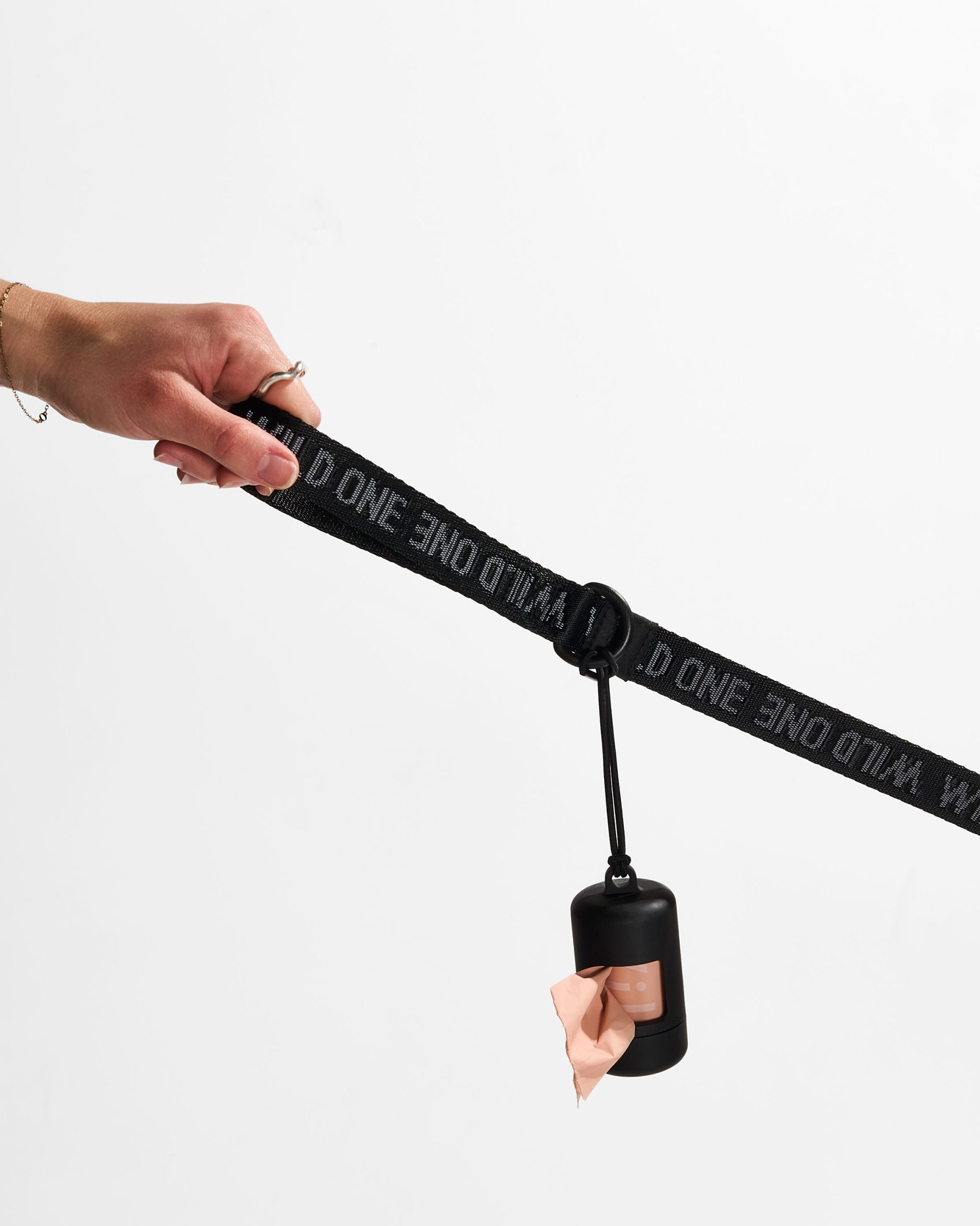 WO_VM_WovenLeash_Black_AirCollection_PDP_05_4x5_Web.jpg