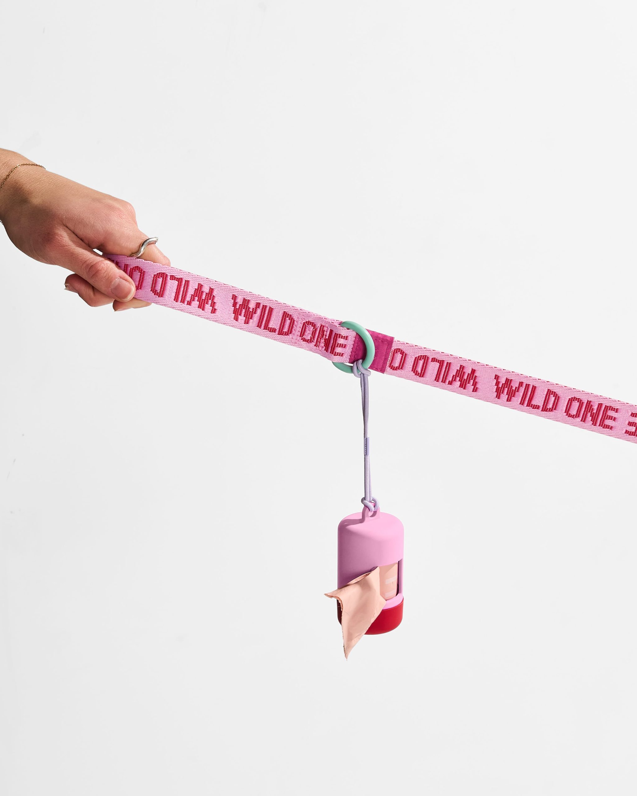WO_VM_WovenLeash_Bubblegum_AirCollection_PDP_05_4x5_Web_1.jpg